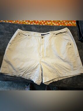 Venezia Cream woMen's Casual Shorts